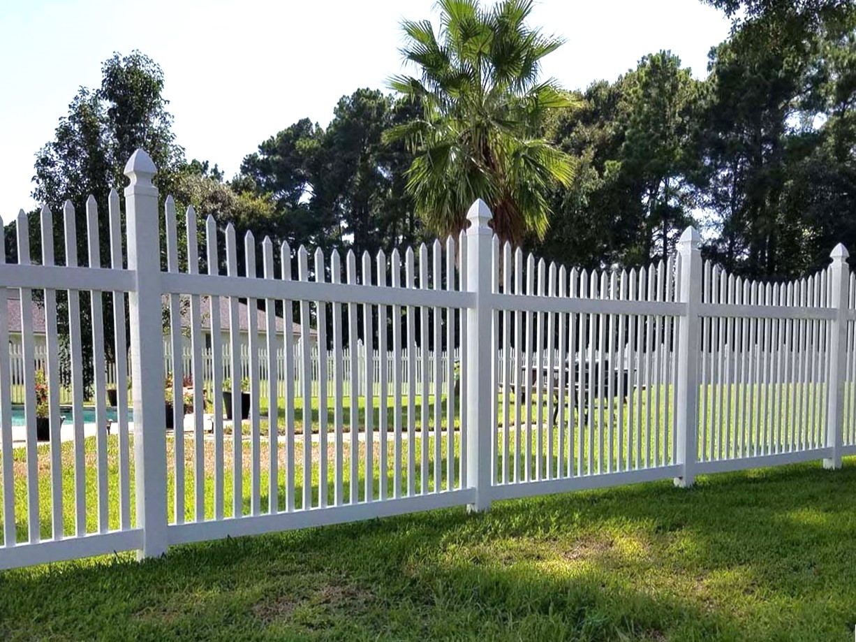 Photo of a Conroe, TX vinyl fence.