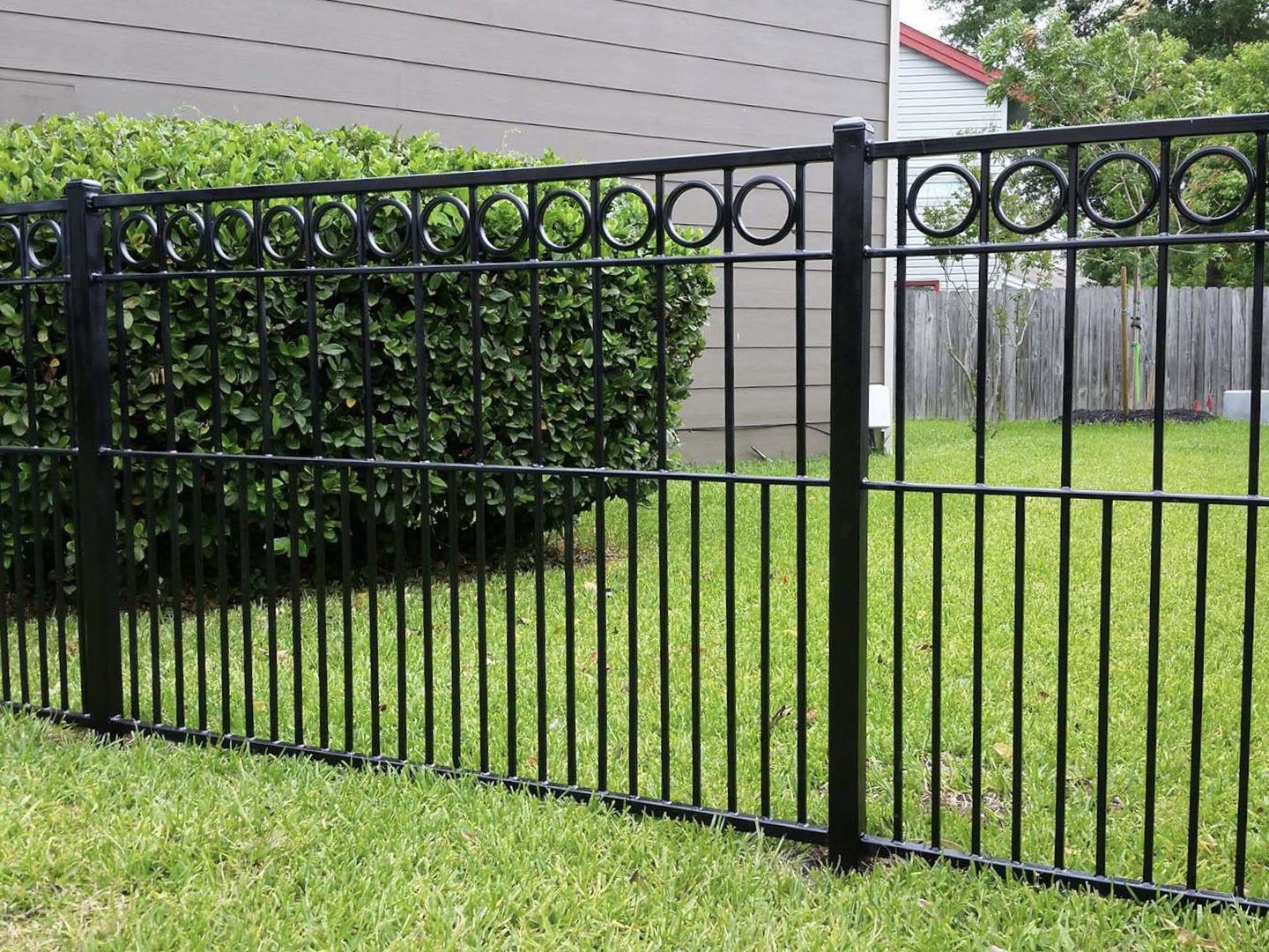 Photo of a Conroe TX aluminum fence